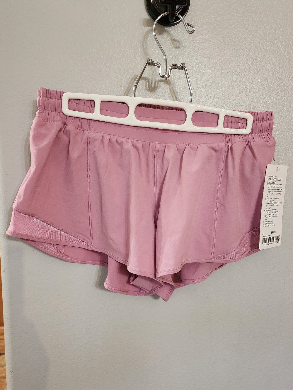 lululemon Hotty Hot Low Rise Short 2.5" in Pink Frosting - Sz 8
